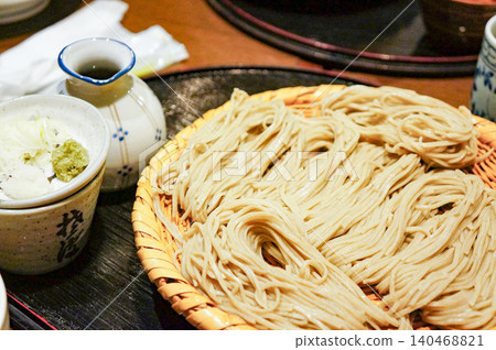 日式料理，以蕎麥麵為特色，蕎麥麵盛放在籃子裡，配以各種調味料。 140468821