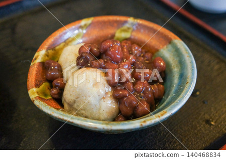 日式甜點,由軟糯的麻糬和甜紅豆沙組成。 日式甜點,由軟糯的麻糬和甜紅豆沙組成。 140468834