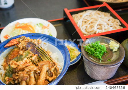 日式套餐，包括色彩繽紛的天婦羅蓋飯和各種小菜。 140468836