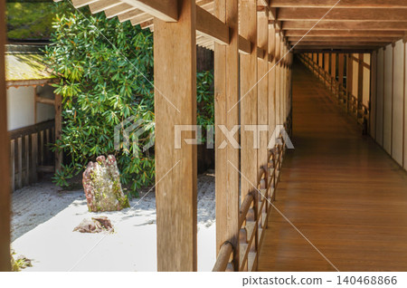 The wooden corridors and gardens of Kongōbu-ji Temple, where light and shadow harmonize. The wooden corridors and gardens of Kongōbu-ji Temple, where light and shadow harmonize. 140468866