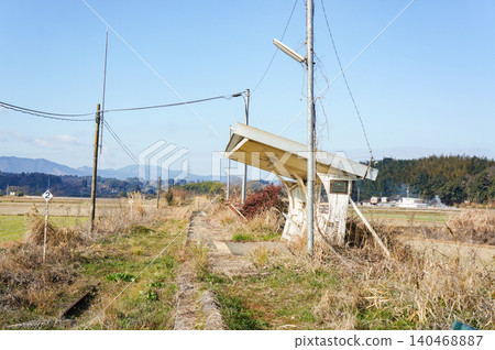 熊川鐵道川村站冬日靜謐的景象,草地覆蓋著大地。 熊川鐵道川村站冬日靜謐的景象,草地覆蓋著大地。 140468887