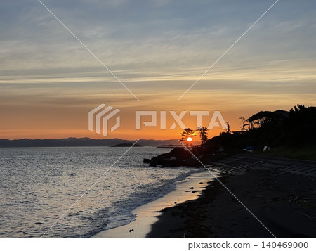 海上的日落和暮色景色 海上的日落和暮色景色 140469000