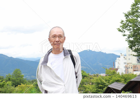 幾位老人在溫泉小鎮漫步 140469613