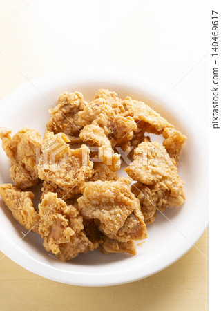 新鮮炸好的雞肉盛放在白色盤子裡,突顯了其酥脆的口感。 新鮮炸好的雞肉盛放在白色盤子裡,突顯了其酥脆的口感。 140469617
