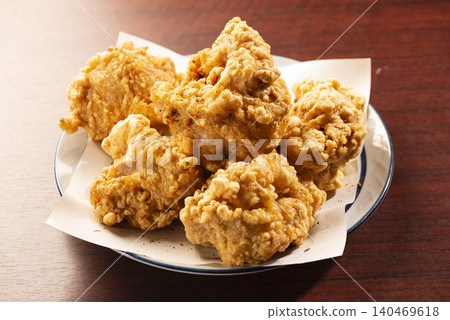 新鮮炸製的日式炸雞塊(唐揚雞塊)盛放在白色盤子裡——一道香氣撲鼻的經典日式料理。 新鮮炸製的日式炸雞塊(唐揚雞塊)盛放在白色盤子裡——一道香氣撲鼻的經典日式料理。 140469618