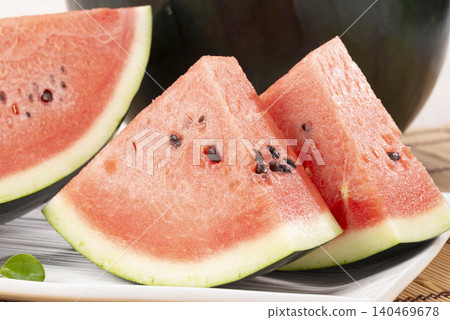 西瓜鮮紅的果肉清爽多汁，形狀優美，是典型的夏季水果。 140469678