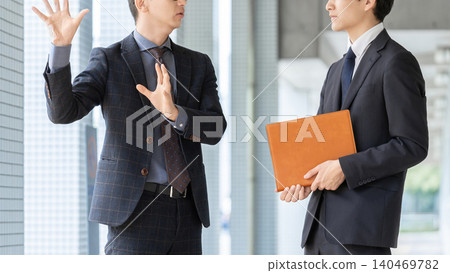兩個男商人正在交談 兩個男商人正在交談 140469782