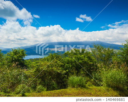 從石割山(山梨縣山中湖村)山頂眺望雲霧繚繞的富士山和山中湖。 從石割山(山梨縣山中湖村)山頂眺望雲霧繚繞的富士山和山中湖。 140469881