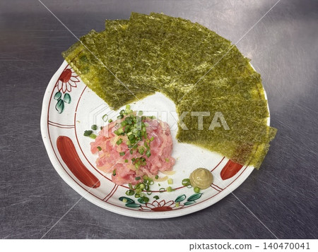 鮪魚腩燒(肥鮪魚和醃蘿蔔)用海苔包裹 鮪魚腩燒(肥鮪魚和醃蘿蔔)用海苔包裹 140470041