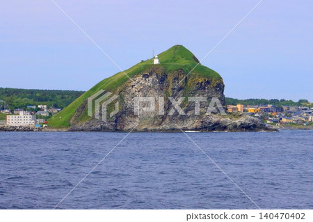 佩許岬及城鎮風景(攝於北海道利尻富士町的渡輪上) 佩許岬及城鎮風景(攝於北海道利尻富士町的渡輪上) 140470402