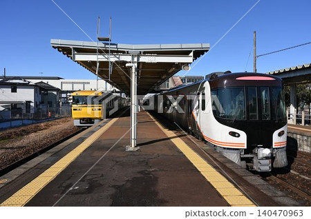 The KiYa 95 series Doctor Tokai and the HC85 series Limited Express Hida are stopped at Unuma Station. 140470963
