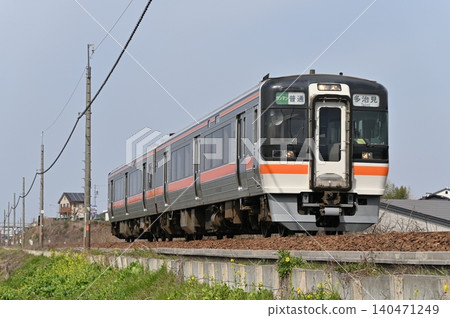 Two-car Kiha 75 series diesel railcar bound for Tajimi Two-car Kiha 75 series diesel railcar bound for Tajimi 140471249
