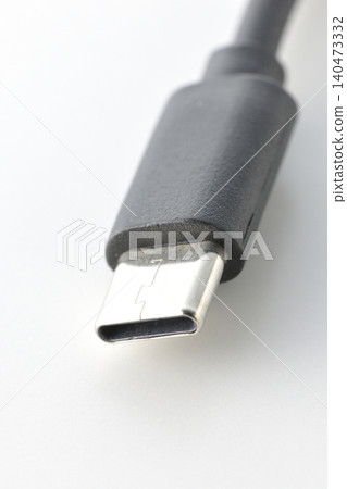 白色背景上的USB-C數據線照片。 140473332