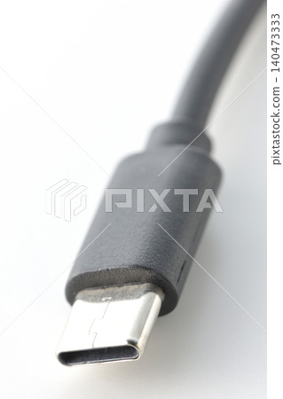 白色背景上的USB-C數據線照片。 140473333