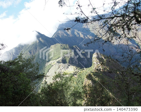 從瓦納比丘山頂附近眺望馬丘比丘遺址(秘魯)全景 從瓦納比丘山頂附近眺望馬丘比丘遺址(秘魯)全景 140473390