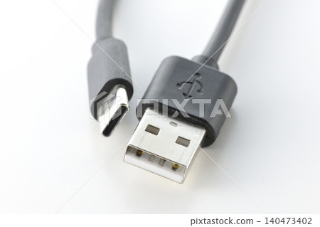 一張白色背景上USB Type-A和Type-C數據線的照片。 140473402