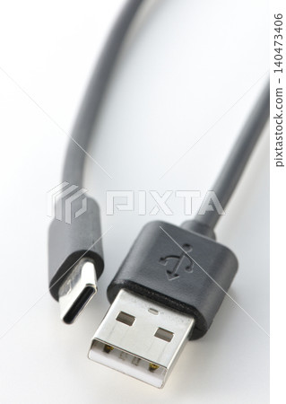 一張白色背景上USB Type-A和Type-C數據線的照片。 140473406