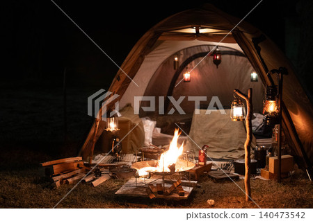 露營,單人露營,雙室帳篷,大自然,在油燈下夜間露營 露營,單人露營,雙室帳篷,大自然,在油燈下夜間露營 140473542