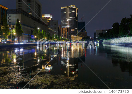 The night view of the Marunouchi skyscrapers reflected in the Wadakura moat. The night view of the Marunouchi skyscrapers reflected in the Wadakura moat. 140473720
