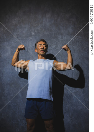 一個男人在伸展身體 一個男人在伸展身體 140473912
