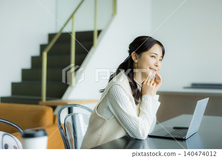Business woman who works in a cafe Business woman who works in a cafe 140474012