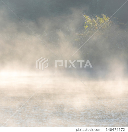 水面上的晨霧 140474372