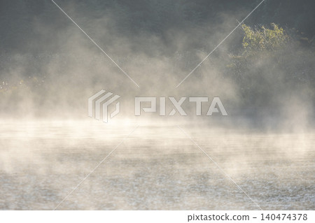 水面上的晨霧 140474378