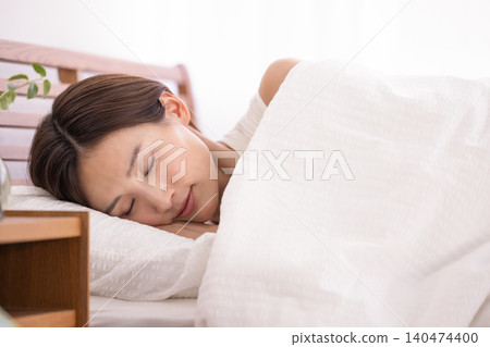 女人在床上睡得很香。 女人在床上睡得很香。 140474400