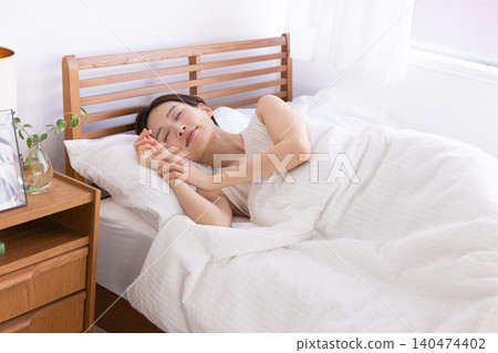 女人在床上睡得很香。 女人在床上睡得很香。 140474402
