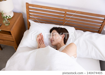 女人在床上睡得很香。 女人在床上睡得很香。 140474405