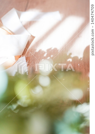 柔和的背景,綠色的前景和絲帶。 柔和的背景,綠色的前景和絲帶。 140474709