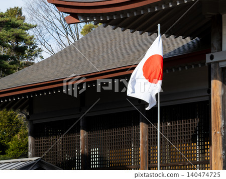 公共假期的一幕:日本國旗在風中飄揚。 公共假期的一幕:日本國旗在風中飄揚。 140474725