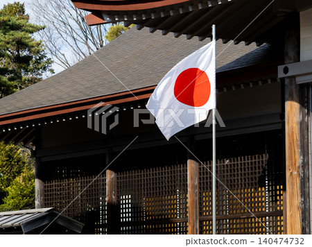公共假期的一幕:日本國旗在風中飄揚。 公共假期的一幕:日本國旗在風中飄揚。 140474732