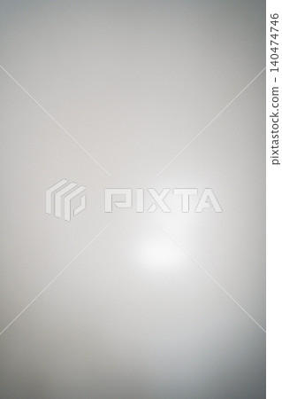 一面表面有紋理的白色牆壁,在柔和的燈光下閃閃發光。 一面表面有紋理的白色牆壁,在柔和的燈光下閃閃發光。 140474746