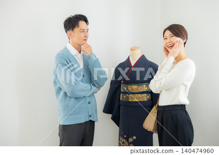 一位女士正在糾結該買哪一件和服。 一位女士正在糾結該買哪一件和服。 140474960