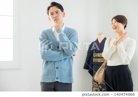 一位女士正在糾結該買哪一件和服。 一位女士正在糾結該買哪一件和服。 140474966
