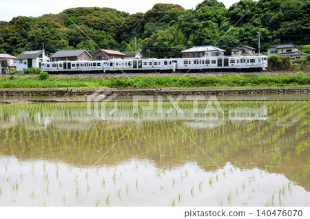 The "Two Stars" sightseeing train runs through rural areas. 140476070