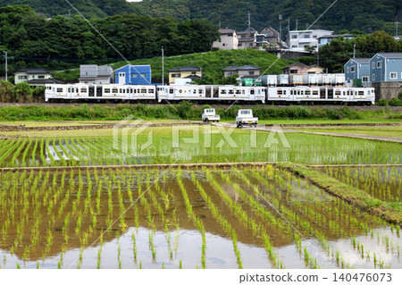 「二星號」觀光列車途經鄉村地區。 「二星號」觀光列車途經鄉村地區。 140476073