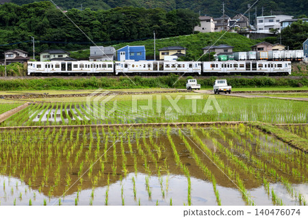 「二星號」觀光列車途經鄉村地區。 「二星號」觀光列車途經鄉村地區。 140476074