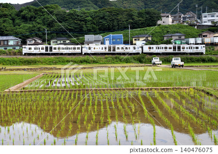 The "Two Stars" sightseeing train runs through rural areas. 140476075
