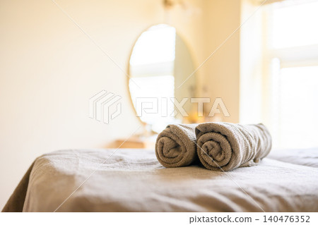 沙龍床上放著一條乾淨的浴巾。 沙龍床上放著一條乾淨的浴巾。 140476352