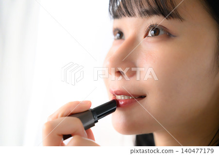 化妝時女性的側臉 140477179
