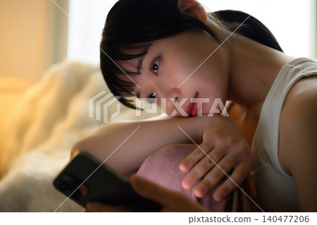 看智能手機的少婦 140477206