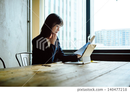 一位女士確認一份文件 140477218