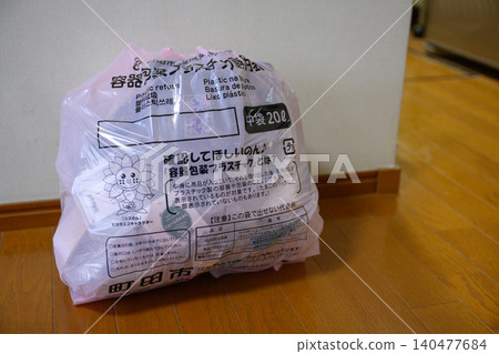廚房附近放置的塑膠垃圾袋 廚房附近放置的塑膠垃圾袋 140477684