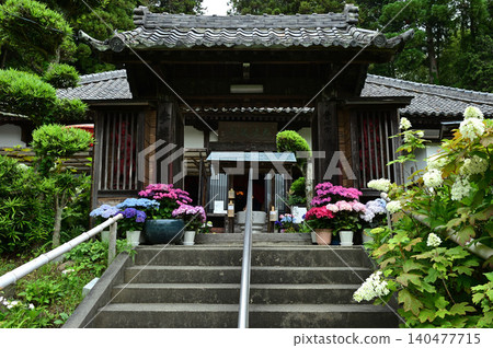 寺廟大門上裝飾著繡球花 寺廟大門上裝飾著繡球花 140477715
