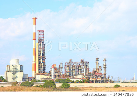 A view of a petrochemical complex with many factory facilities in Yokkaichi City, Mie Prefecture A view of a petrochemical complex with many factory facilities in Yokkaichi City, Mie Prefecture 140477856