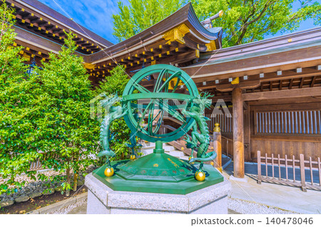 日本佐美川的都市景觀:佐美川神社,相模國的一宮(排名第一的神社)。羅盤玫瑰與渾天儀…主殿位於背景 = 21st 日本佐美川的都市景觀:佐美川神社,相模國的一宮(排名第一的神社)。羅盤玫瑰與渾天儀…主殿位於背景 = 21st 140478046