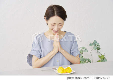 一位女士在客廳吃柿子 140478272