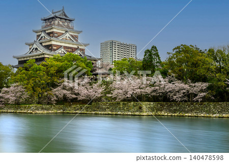 廣島城盛開:城堡天守閣和盛開的櫻花,長時間曝光於水面。 廣島城盛開:城堡天守閣和盛開的櫻花,長時間曝光於水面。 140478598